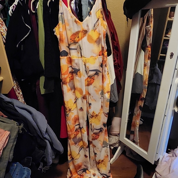 Brand new jumpsuit - Picture 2 of 4